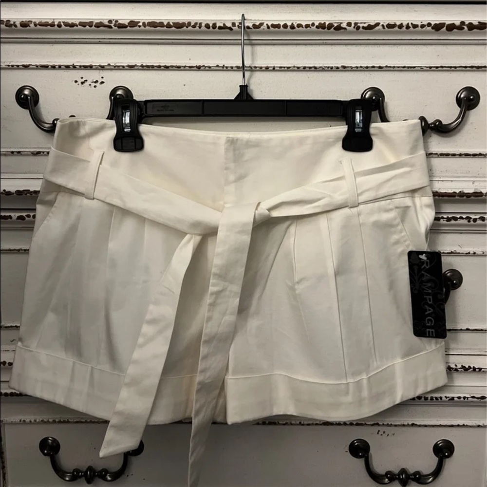 New!🤍 Rampage Juniors size 9 white shorts cuffs waist tie belt. Nice fit!!!
